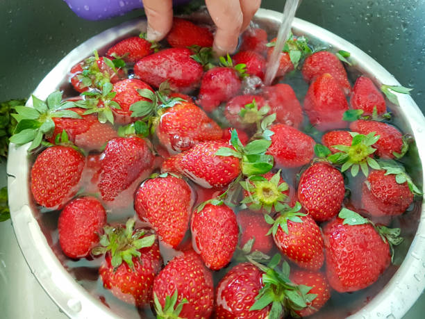 ボウル新鮮な赤熟したヘルシーでイチゴを洗う - washing fruit preparing food strawberry ストックフォトと画像