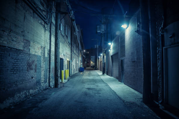 dark and eerie urban city alley at night - crime scene imagens e fotografias de stock