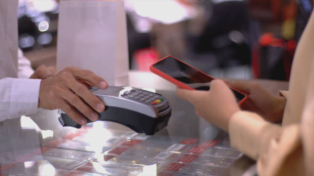 femme musulmane asiatique utilisant le paiement sans contact - bar code biometrics people one person photos et images de collection