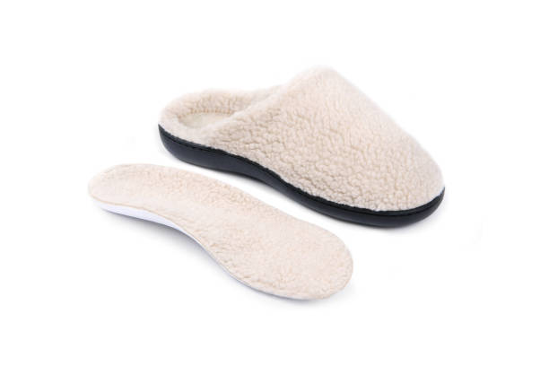 Pair of blank soft gray home slippers, design mockup. Hotel bath slippers top view isolated on white background. Clear warm domestic sandal or sneakers. Bed shoes accessory footwear. Sandals flip flops par de zapatillas de casa gris suave en blanco, maqueta de diseño. las zapatillas de baño del hotel tienen vistas superiores aisladas sobre fondo blanco. sándalo doméstico claro y caliente o zapatillas de deporte. calzado accesorio de zapatos de cama.