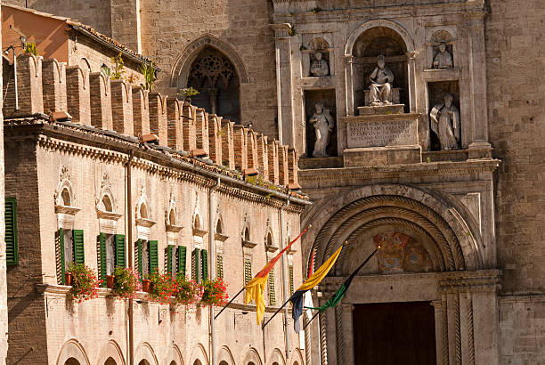 Ascoli Piceno (Italy): Piazza del Popolo, historic building
