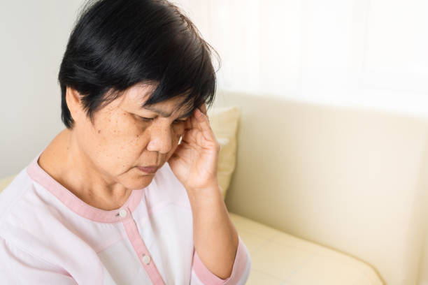 頭痛, ストレス, 老婆の片頭痛, シニア概念のヘルスケア問題 - old senior adult women tired ストックフォトと画像
