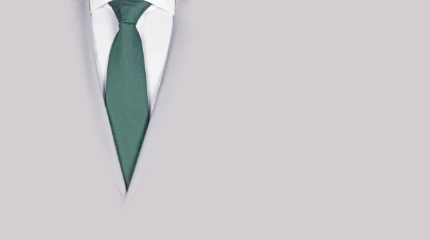 homme dans un costume gris avec la cravate verte, plan rapproché - suit necktie close up gray photos et images de collection