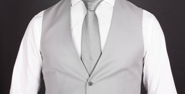 homme dans un costume gris avec la cravate argentée, plan rapproché - suit necktie close up gray photos et images de collection