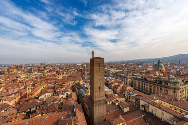 고대 탑이 있는 볼로냐의 도시 풍경 - 에밀리아-로마냐 이탈리아 유럽 - torre degli asinelli 뉴스 사진 이미지