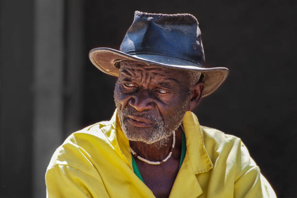 opuwo, namibia: vecchio namibiano per strada, visto a opuwo, capitale della regione di kunene in namibia - student outdoors clothing southern africa foto e immagini stock