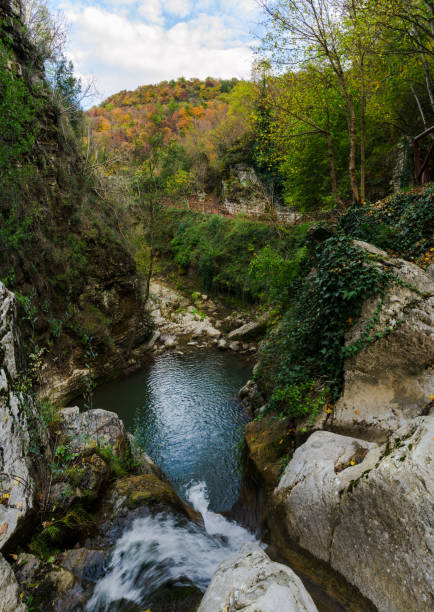 panoramiczny widok na wodospady san fele w naturalnym krajobrazie, popularnym miejscem do uprawiania turystyki pieszej w basilicata, południowe włochy - natural landmark autumn canyon cliff zdjęcia i obrazy z banku zdjęć