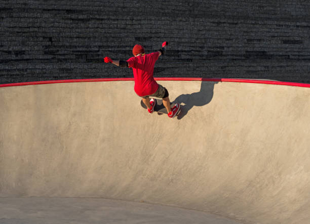 hombre activo montando skateboard - skateboarding skateboard park teenager extreme sports fotografías e imágenes de stock
