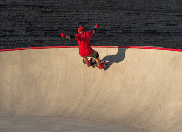 homem ativo andando de skate - skateboarding skateboard park teenager extreme sports - fotografias e filmes do acervo