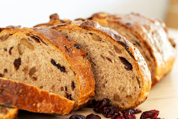 pain aux noix de canneberge - walnut bread photos et images de collection