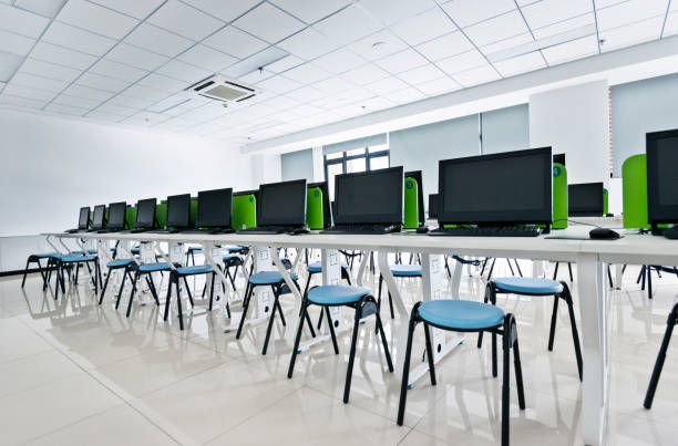 sala de aula de treinamento de computador vazio - computer lab computer training classroom - fotografias e filmes do acervo