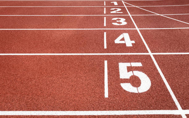 close-up clean and refreshing red simple rubber runway without people - starting line sprinting track and field track event imagens e fotografias de stock