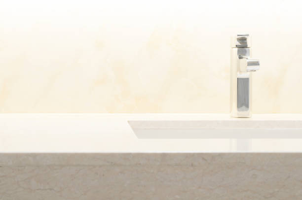 encimera blanca, mármol beige con lavabo. pared y suelo de mármol beige mármol interior de baño o aseo de fondo. diseño limpio del baño con fondo de accesorios. - home interior bathroom counter top wash bowl fotografías e imágenes de stock