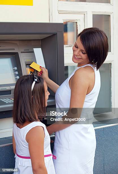 Szczęśliwa Rodzina Wycofywanie Pieniędzy Z Karty Kredytowej W Bankomacie - zdjęcia stockowe i więcej obrazów Rodzina