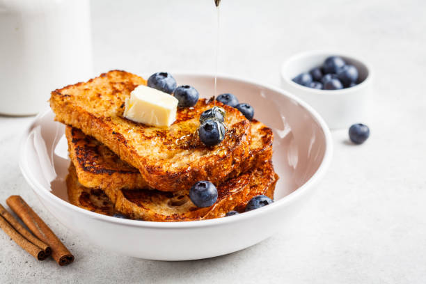 tostadas francesas con bayas y miel en plato blanco. - french toast breakfast food fruit fotografías e imágenes de stock