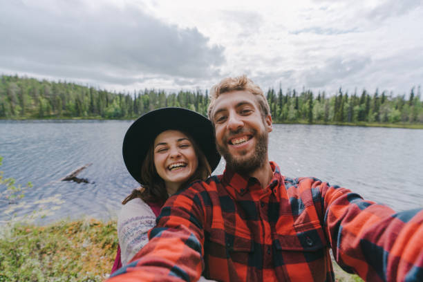 hombre caminando en el bosque cerca del río - finland lake summer couple fotografías e imágenes de stock