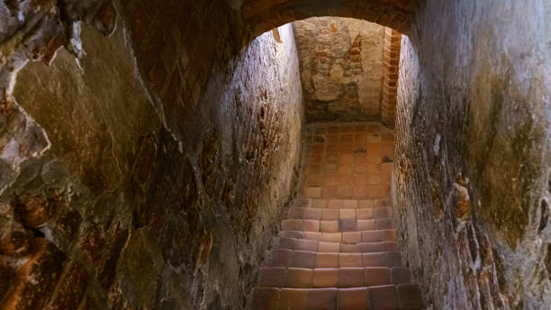 escalera en un viejo castillo que va a la mazmorra. concepto medieval y gótico. fondo de texto. - focus on shadow staircase industry shadow fotografías e imágenes de stock