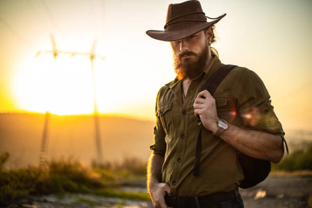 matin dans l’ouest sauvage - chapeau de cow boy photos et images de collection