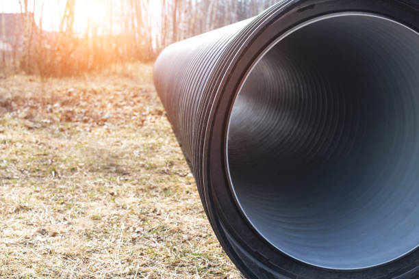 Large diameter black polypropylene pipes for laying communications, drainage systems and heating mains under the road. Modern method and technology for supplying water and sewage, copy space tubos de polipropileno negro de gran diámetro para la colocación de comunicaciones, sistemas de drenaje y calefacción bajo la carretera. método y tecnología modernos para el suministro de agua y alcantarillado, espacio de copia, industria