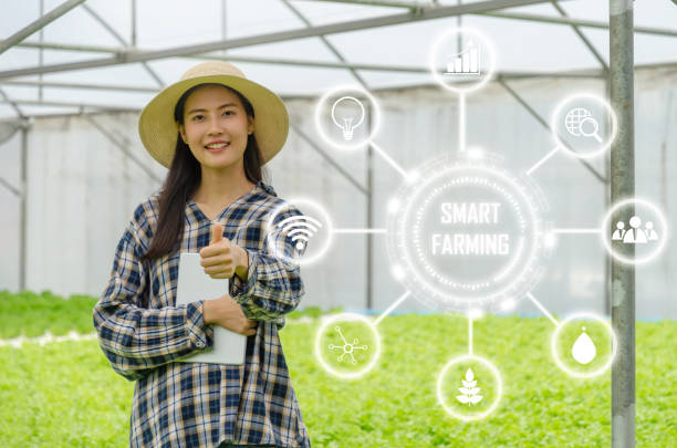 friendly woman farmer showing thumbs up holding tablet with hydroponic fresh green vegetables produce in greenhouse nursery farm with visual icon, digital technology agriculture, smart farming concept amable mujer agricultor mostrando pulgares hasta la celebración de la tableta con verduras verdes frescas hidropónicas producen en la granja de vivero de invernadero con icono visual, la agricultura de tecnología digital, concepto de agricultura intelig