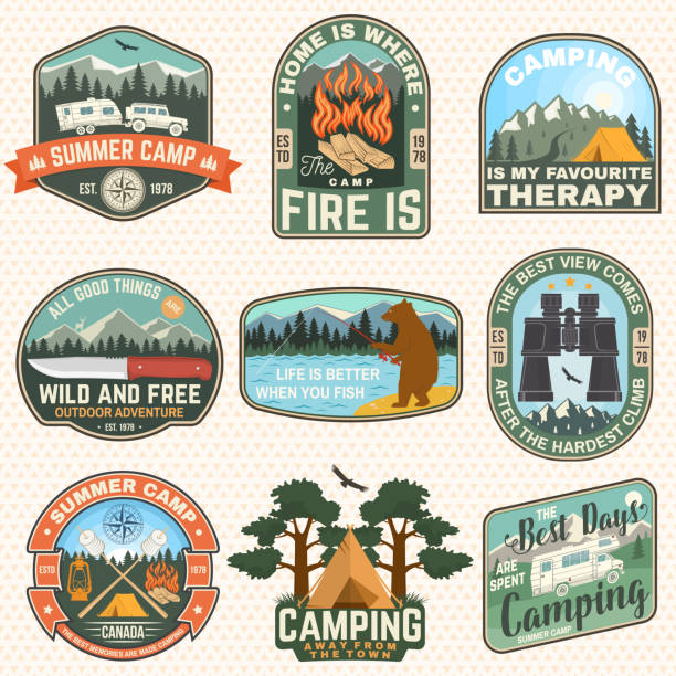zestaw przygody na świeżym powietrzu cytuje poprawki. ilustracja wektorowa. koncepcja koszuli, nadruku, znaczka lub koszulki. zabytkowy design z kamperem, lornetką, górami, niedźwiedziem rybackim, jeleniem, namiotem i sylwetką lasu - camping campfire boy scout girl scout stock illustrations
