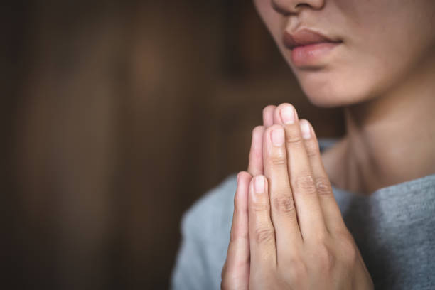 oddaj szacunek, kobieta modląc się rękami z wiarą w religię. gest rąk namaste lub namaskar, pozycja modlitewna. - worship place zdjęcia i obrazy z banku zdjęć