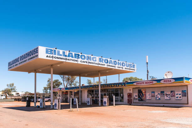 historyczna siedziba billabong roadhouse powstała w 1962 roku w australii zachodniej - station gasoline old fuel pump zdjęcia i obrazy z banku zdjęć