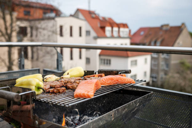 バ�ルコニーのバーベキュー、ドイツ - grilled broiling outdoors horizontal ストックフォトと画像