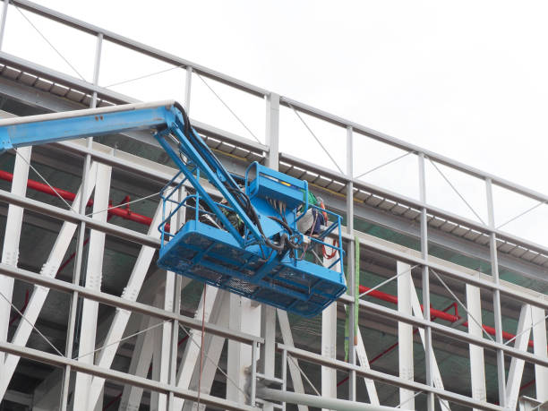 operaio edile in cantiere - picking up safety working men foto e immagini stock