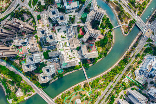 drohnenansicht von tai po new town, hongkong - hong kong cityscape flowing water built structure stock-fotos und bilder