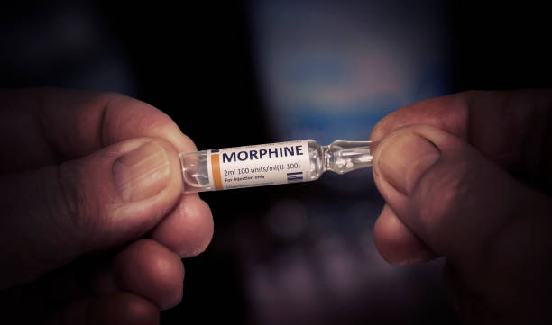 kyiv, ukraine-december, 2019: inyección de ampolla de vidrio de morfina. - morfina medicamento fotos fotografías e imágenes de stock