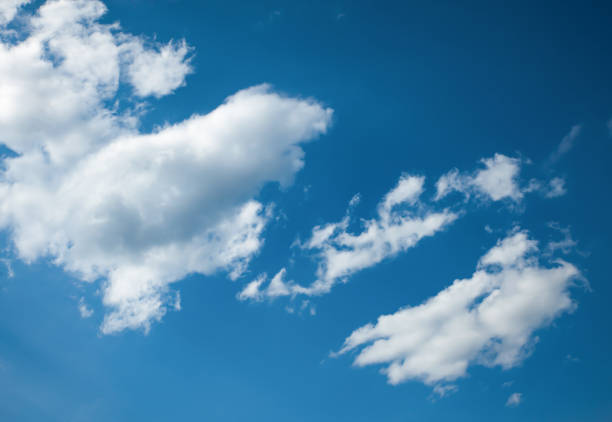 Texture of clouds against a blue sky Texture of clouds against a blue sky, dramatic background of a cloudy sky, background with a rich blue color, changes in the atmosphere movement of cyclones and air masses stratosphere meteorology climate air stock pictures, royalty-free photos & images