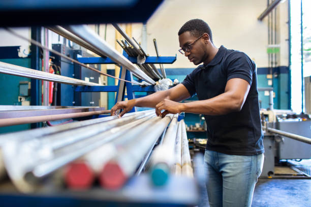 trabalhador examinando a matéria-prima na fábrica - african descent factory accuracy analyzing - fotografias e filmes do acervo