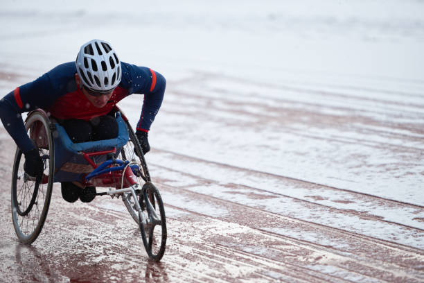 carreras de sillas de ruedas. atleta masculino con discapacidad física en el entrenamiento del casco - physical impairment athlete sports race wheelchair fotografías e imágenes de stock