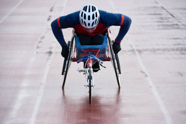 스포츠 휠체어에서 경주하는 동안 하반신 마비 남성 선수 훈련 속도 - physical impairment athlete sports race wheelchair 뉴스 사진 이미지