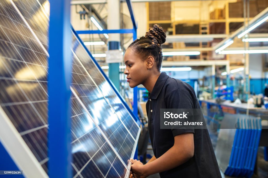 Qualitätsingenieur untersucht Solarmodule im Werk - Lizenzfrei Sonnenkollektor Stock-Foto
