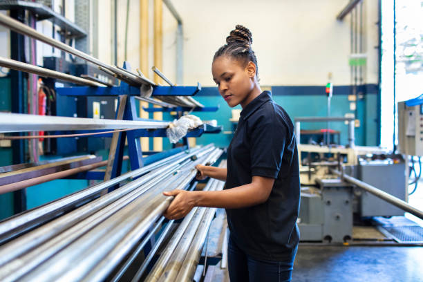 técnico verificando a matéria-prima em rack na fábrica - african descent factory accuracy analyzing - fotografias e filmes do acervo