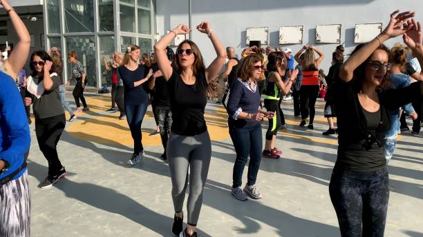 citoyens non identifiés dansant des danses israéliennes traditionnelles sur la promenade de tel aviv - israelite photos et images de collection