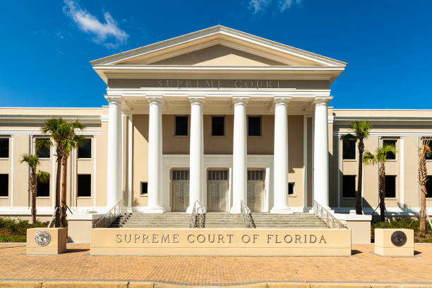 верховный суд флориды - law legal system column sky стоковые фото и изображения