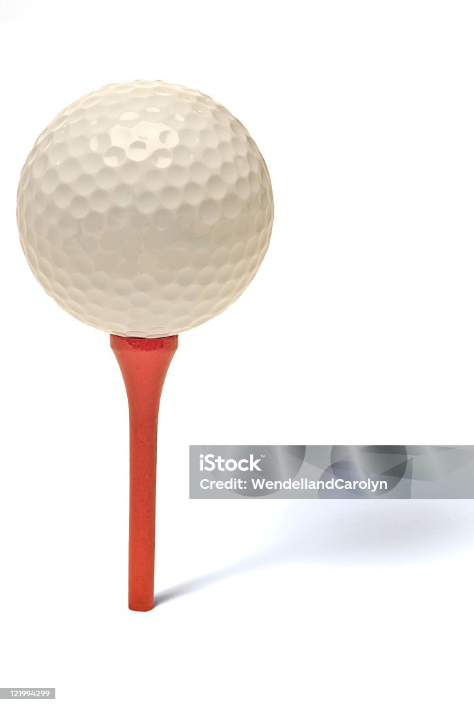 Pelota de Golf en rojo con sombra en T - Foto de stock de Recortable libre de derechos