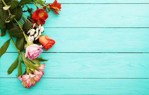 Marco De Flores Sobre Fondo De Madera Azul Día De San Valentín Vista Superior Y Espacio De Copia Enfoque Selectivo Día De La Madre Mock Up Foto de stock y más banco Marco De Flores Sobre Fondo De Madera Azul Día De San Valentín Vista Superior Y Espacio De Copia Enfoque Selectivo Día De La Madre Mock Up Foto de stock y más banco