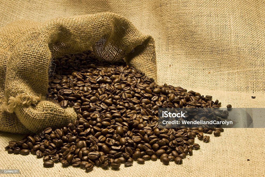 Spilled Tasche mit Kaffeebohnen - Lizenzfrei Ansicht aus erhöhter Perspektive Stock-Foto