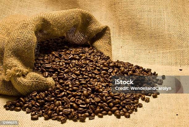 Spilled バッグのコーヒー豆 - こぼすのストックフォトや画像を多数ご用意 - こぼす, エスプレッソ, カフェイン