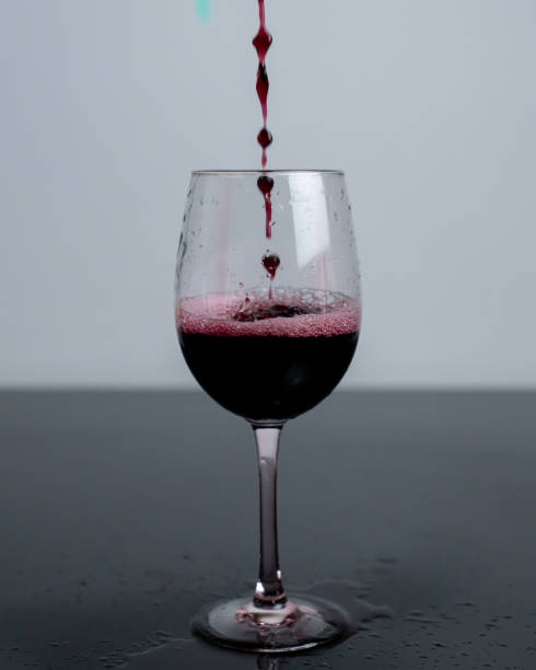 vino tinto - wine red wine pouring wineglass fotografías e imágenes de stock