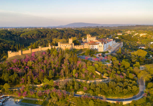 vue aérienne de drone du couvent de convento de cristo christ à tomar au lever du soleil, portugal - knights templar photos et images de collection