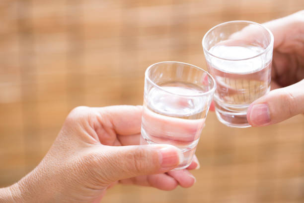 tosty z zimną sake - liquor store zdjęcia i obrazy z banku zdjęć