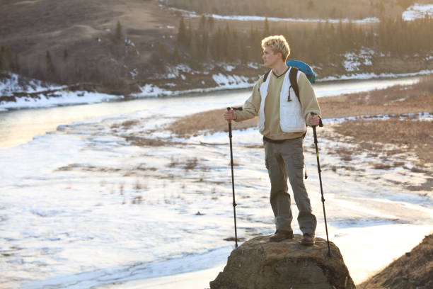 junge männliche kaukasier wanderer im winter mit rucksack und polen auf hoodoo - treking poles stock-fotos und bilder