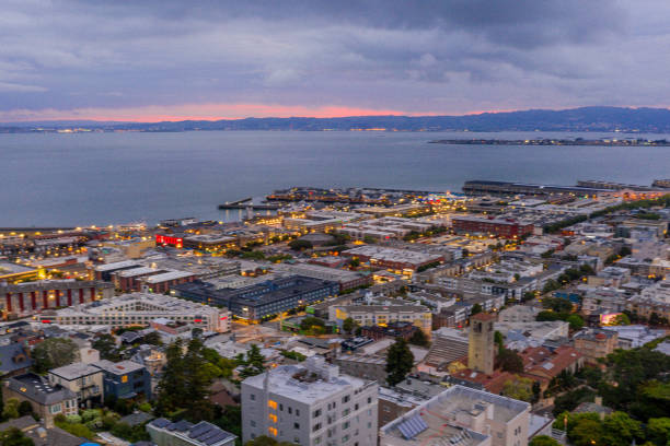 luftaufnahme von fisherman es wharf bei sunrise - bay bridge san francisco county san francisco bay area landscaped stock-fotos und bilder