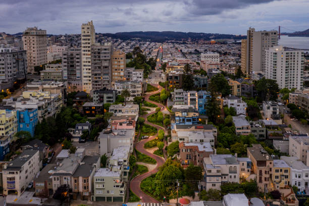 vista aérea da rua lombard ao nascer do sol - lombard street city urban scene city life - fotografias e filmes do acervo