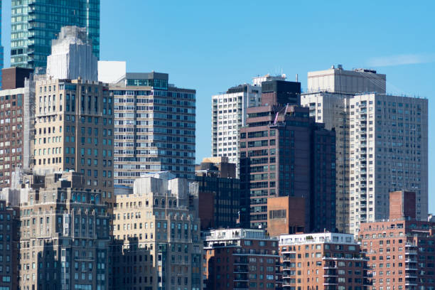 skyline di midtown manhattan con grattacieli ed edifici a new york city - luogo non identificato foto e immagini stock